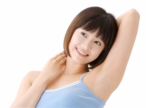 Khử mùi vùng da dưới cánh tay. Có thể sử dụng phấn rôm em bé dưới cánh tay thay cho lăn khử mùi, vừa giúp hấp thụ mồ hôi đổ ra, vừa cho bạn một hương thơm dễ chịu không quá gắt.