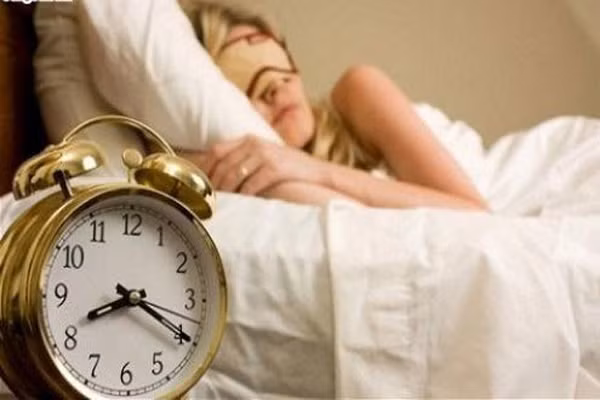 Để tránh bị jet lag, các chuyên gia khuyên bạn nên đi ngủ và thức dậy vào một khung giờ cố định, kể cả ngày nghỉ. Nếu khó thực hiện điều này, hãy cố gắng nhận ánh sáng tự nhiên vào buổi sáng nhiều nhất có thể, đó là cách để thiết lập lại đồng hồ sinh học trong cơ thể bạn.