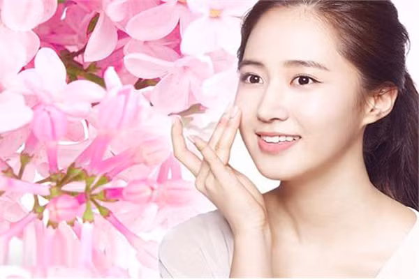 5. Tẩy da chết toàn thân. Bạn có thể chi tiền cho những sản phẩm tẩy tế bào chết mặt, nhưng lại không cần vung tay quá nhiều cho dòng sản phẩm cho cơ thể. Đối với da mặt mỏng và dễ bị tổn thương, bạn cần sản phẩm có chứa hạt tẩy cao cấp có bề mặt đều, không góc cạnh và thường có giá khá cao.