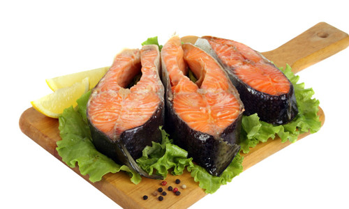 4. Không nên ăn mật cá. Mật cá có thể được điều thế thành thuốc chữa bệnh đau mắt, viêm họng. Đây là quan niệm lưu truyền trong dân gian. Tuy nhiên trên thực tế thì đây lại là quan niệm hoàn toàn sai lầm. Ăn mật cá rất dễ gây ngộ độc và thậm chí nguy hiểm cho tính mạng, đặc biệt là mật cá trắm, cá chép. trong mật cá thường có chất tetrodotoxin. Chất này được coi là có tác hại lên hệ thần kinh gây mệt mỏi, suy hô hấp, rối loạn hành vi. Do đó khi làm thực phẩm cần rửa thật sạch, nấu nướng ký, tốt nhất nên bỏ mật, lòng cá.