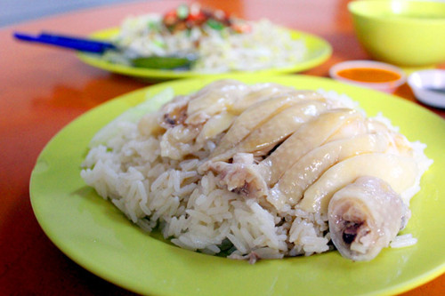 Cơm gà. Có xuất xứ từ Trung Quốc, cơm gà đã trở nên phổ biến ở Singapore. Cơm gà được bán khắp nơi trên đất nước, từ quầy bán rong, nhà hàng bình dân, food court cho tới những nhà hàng sang trọng.