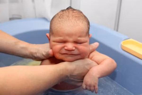 Tăng căng thẳng và huyết áp tăng. Tách bé ra khỏi người mẹ có thể làm nhóc khó chịu và bực bội. Điều này làm cơ thể giải phóng hoocmon gây stress gây ra chuỗi nhịp tim đập mạnh và huyết áp tăng.