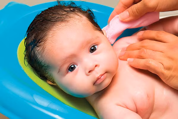 Tách con ra khỏi mẹ quá sớm. Sau khi sinh, bé cần được gần gũi với mẹ, gần nguồn thức ăn nơi bé có thể nghe, ngửi hơi ấm của người mẹ. Vì vậy, đưa bé đi tắm quá sớm có thể làm gián đoạn quá trình em bé nhận biết mẹ, bé cảm thấy mất an toàn và có thể ảnh hưởng đến những cữ bú quan trọng đầu tiên.