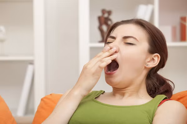 Ngủ không đủ giấc. Ngủ không đủ giấc khiến sản sinh cortisol - hoocmon gây căng thẳng mang lại cảm giác thèm đường. Với cảm giác thèm ăn cồn cào đó, bạn sẽ khó mà cưỡng lại được thói quen ăn đêm và gây tích tụ thêm mỡ bụng.