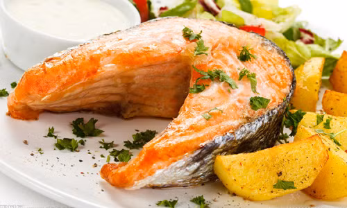 6. Cá cũng có thể bị nhiễm giun sán. Nếu cá ăn phải trứng sán thì cũng sẽ có nguy cơ nhiễm giun sán. Nguy cơ bị nhiễm giun sán ở cá nước ngọt là cao hơn cả. Nếu ăn phải những con cá bị nhiễm sán thì chúng sẽ lây sang cơ thể người, cư trú trong ruột của người suốt nhiều năm, phát triển tới chiều dài 1-2m và gây ra những cơn đau quằn quại, giảm cân và bệnh thiếu máu.