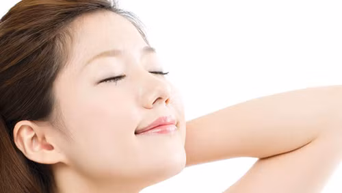 Dùng làm trắng da. Thoa phấn rôm đều lên những vùng da hở khi mặc áo sát nách. Bạn sẽ ngạc nhiên vì da mình mịn màng và trắng lên rất nhiều. Để hiệu quả hơn, bạn nên bôi một lớp kem chống nắng rồi mới xoa phấn rôm lên. Điều này vừa giúp phấn rôm lâu trôi, lại giúp da nhìn trắng đều hơn.