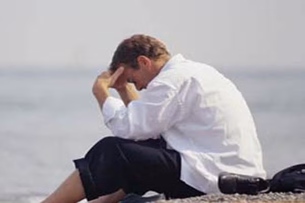 Đối với nam giới, mất ngủ có thể gây ra vấn đề với hô hấp đứt quãng, đó là nguyên nhân của sự sụt giảm hứng thú tình dục. Do bởi một nghiên cứu năm 2002 cho biết, những người đàn ông có hơi thở ngắn khi ngủ có nồng độ testoterone thấp.