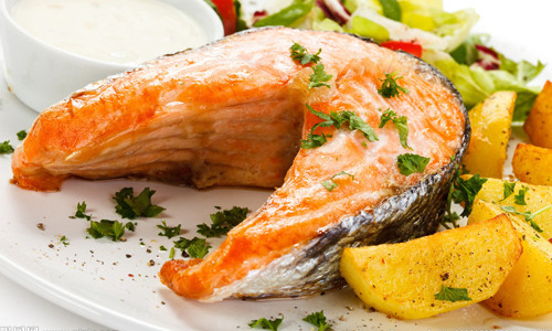 6. Cá cũng có thể bị nhiễm giun sán. Nếu cá ăn phải trứng sán thì cũng sẽ có nguy cơ nhiễm giun sán. Nguy cơ bị nhiễm giun sán ở cá nước ngọt là cao hơn cả. Nếu ăn phải những con cá bị nhiễm sán thì chúng sẽ lây sang cơ thể người, cư trú trong ruột của người suốt nhiều năm, phát triển tới chiều dài 1-2m và gây ra những cơn đau quằn quại, giảm cân và bệnh thiếu máu.