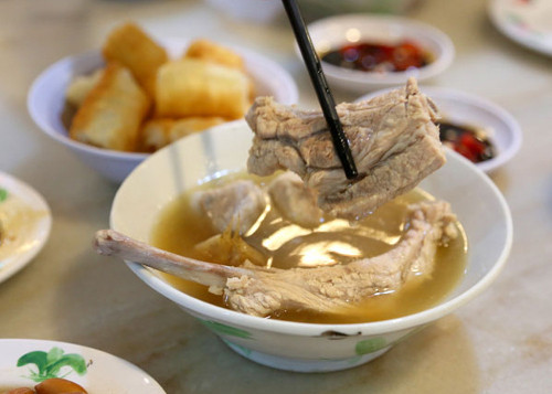 Bak Kut Teh. Bak Kut Teh là một món súp được nấu từ sườn heo và các loại thảo mộc cùng gia vị. Bak Kut Teh được ăn kèm với cơm hoặc mì sợi và ăn kèm với quẩy. Món ăn thường được người Singapore ưa chuộng vào bữa sáng với lượng béo thấp.