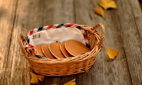 6. Bánh Doremon khoai lang. Khoai lang gọt sạch vỏ, ngâm cho bớt nhựa rồi cho vào nồi hấp chín, nghiền mịn với 1 chút đường.Trộn bột nở với bột mỳ rồi đem rây mịn. Sau đó trộn bột với 5g muối, 1 muỗng cà phê đường, 1 quả trứng và sữa.Tiếp đó bạn cho lần lượt dầu ăn và rượu trắng, đảo đều cho đến khi hỗn hợp bột thật sánh mịn, có thể chảy thành dòng liên tục là được. Làm nóng chảo chống dính, rót vài giọt dầu ăn rồi lấy khăn giấy di quanh chảo cho dầu ăn chỉ còn bám lại 1 lớp rất mỏng. Khi chảo nóng thì bạn nhấc chảo ra. Sau đó, bạn vặn bếp về nấc nhỏ nhất, đặt chảo lên và dùng muỗng canh múc bột đổ vào chảo. Rán bánh với lửa nhỏ – trung bình như vậy trong khoảng 3 - 4 phút, đến khi mặt bánh se lại và xuất hiện các lỗ nhỏ thì lật bánh. Xếp các miếng bánh đã rán lên đĩa cho nguội.