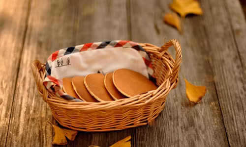 6. Bánh Doremon khoai lang. Khoai lang gọt sạch vỏ, ngâm cho bớt nhựa rồi cho vào nồi hấp chín, nghiền mịn với 1 chút đường.Trộn bột nở với bột mỳ rồi đem rây mịn. Sau đó trộn bột với 5g muối, 1 muỗng cà phê đường, 1 quả trứng và sữa.Tiếp đó bạn cho lần lượt dầu ăn và rượu trắng, đảo đều cho đến khi hỗn hợp bột thật sánh mịn, có thể chảy thành dòng liên tục là được. Làm nóng chảo chống dính, rót vài giọt dầu ăn rồi lấy khăn giấy di quanh chảo cho dầu ăn chỉ còn bám lại 1 lớp rất mỏng. Khi chảo nóng thì bạn nhấc chảo ra. Sau đó, bạn vặn bếp về nấc nhỏ nhất, đặt chảo lên và dùng muỗng canh múc bột đổ vào chảo. Rán bánh với lửa nhỏ – trung bình như vậy trong khoảng 3 - 4 phút, đến khi mặt bánh se lại và xuất hiện các lỗ nhỏ thì lật bánh. Xếp các miếng bánh đã rán lên đĩa cho nguội.