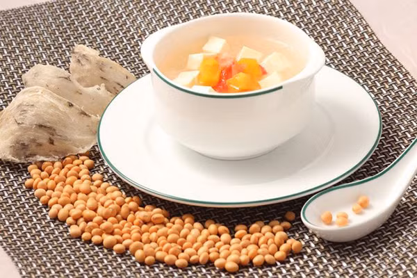 Đối với trẻ khỏe mạnh, thi thoảng có thể dùng yến sào như loại thực phẩm cung cấp thêm chất đạm. Tuy vậy, không ăn một lúc nhiều yến và cũng không nên ăn thường xuyên mà nên thay đổi với các thức ăn giàu đạm khác như thịt, cá, trứng, sữa, đậu hũ.