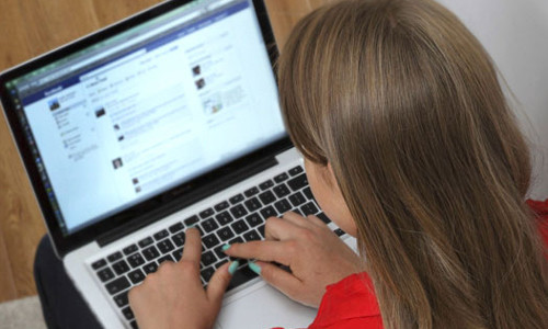 3. Hạn chế sử dụng mạng xã hội. Đã đến lúc bạn trở nên thực tế và tạo ra những kết nối có giá trị bên ngoài cuộc sống thực. Điều đó nghĩa là bạn nên sử dụng mạng xã hội ít đi và hướng tới mạng lưới xã hội bên ngoài. Nếu bạn là một người hướng nội, điều này có thể gặp một chút khó khăn nhưng bạn có thể thay đổi dần dần.