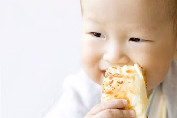 9-13 tháng. Lúc này, răng của trẻ từ từ thích ứng với những loại thực phẩm rắn hơn, chức năng tiêu hóa cũng dần trở nên hoàn chỉnh. Người lớn có thể cung cấp cho trẻ những loại thực phẩm cứng như trứng, rau…vì vậy, mẹ có thể cho con ăn thức ăn như cháo đặc, cơm nấu nhão, bánh mì và các loại rau mềm.