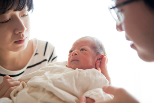 4. Phụ nữ có học vấn cao. Phụ nữ có học vấn cao thường tập trung chú trọng vào công việc và vai trò của mình trong xã hội quá mức nên khi mang thai, họ vẫn chưa quen với việc bắt đầu phải chú ý hơn về vai trò của mình trong gia đình. Khi mang bầu, họ vừa phải chịu những áp lực trong công việc, mặt khác, phải đối mặt với việc sắp trở thành mẹ khiến những phụ nữ này luôn rơi vào trạng thái căng như dây đàn. Đây là nguyên nhân chính khiến những phụ nữ có học vấn cao dễ bị trầm cảm.