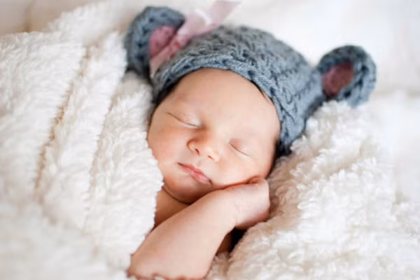 Mùa đông là lúc sức đề kháng của bé yếu nhất, bé rất dễ bị mắc các bệnh như viêm họng, viêm phổi… do bị nhiễm lạnh. Ngoài các biện pháp như giữ ấm cho trẻ, hạn chế cho trẻ ra ngoài trời lạnh, mẹ cần chú ý đến chế độ dinh dưỡng cho con.