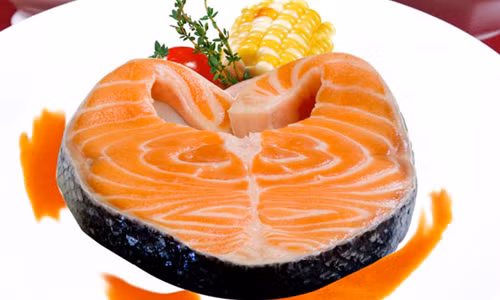 5. Ăn cá thường xuyên sẽ giảm nguy cơ mắc bệnh tim và đột quỵ. Các acid béo trong cá có tính chất chống viêm nên có thể làm giảm nguy cơ mắc các bệnh viêm mãn tính tới 52%. Đồng thời, thường xuyên ăn cá cũng giúp cơ thể hạn chế mắc bệnh tim tới 36%.