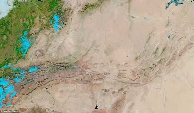 Ảnh vệ tinh chụp ngày 18/2/1979,lần cuối cùng vùng sa mạc này chứng kiến tuyết rơi. Khi đó trời có tuyết trong khoảng 30 phút. Ảnh: Daily Mail.