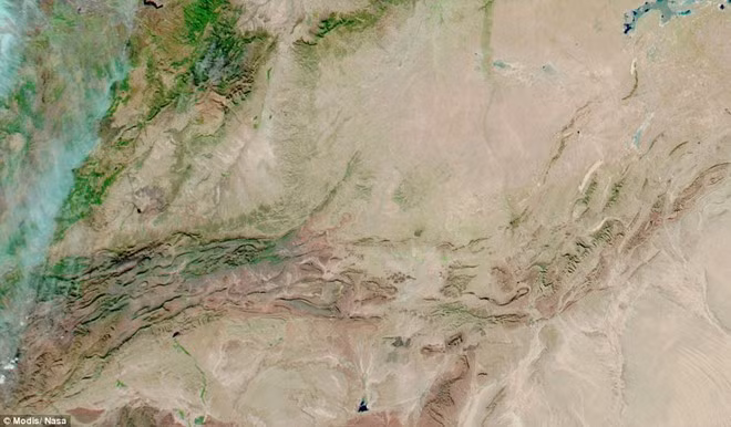 Bức ảnh này được chụp tại cùng một khu vực nhưng cách đây 1 năm, vào ngày 20/12/2015. Thị trấn Ain Sefra của Algeria được xem là “cánh cổng dẫn vào sa mạc. Ảnh: Daily Mail.