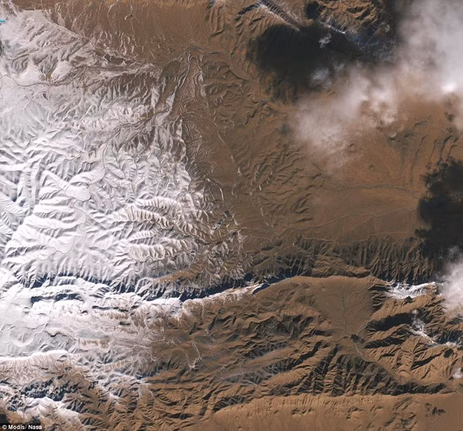 Ảnh vệ tinh chụp tuyết phủ ở khu vực Bắc Phi ngày 19/12, tại vùng gần biên giới Morocco và Algeria, ở phía nam thành phố Bouarfa và tây nam thị trấn Ain Sefra (đều thuộc Algeria). Ảnh: NASA.