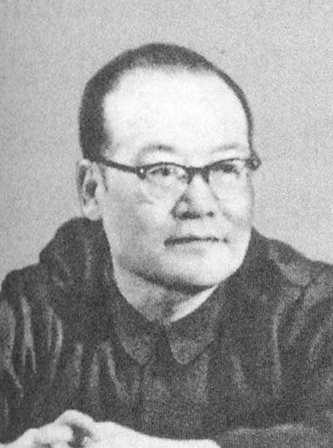 5. Kỷ Đăng Khuê xuất thân là một cán bộ lãnh đạo cơ sở, rồi từng bước từng bước được làm ủy viên dự bị Bộ chính trị trung ương, phó Thủ tướng Quốc vụ viện, đương nhiên cần phải dựa vào sự tự cố gắng phấn đấu, nhưng quan trọng hơn là ông ta có cơ hội tiếp xúc với Mao Trạch Đông, từ tiếp xúc tới quen biết, giành được sự ưu ái của Mao Trạch Đông.