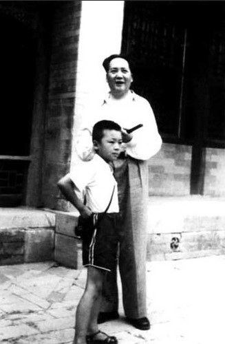 8. Mao Trạch Đông có hai người em, có người cháu ruột Mao Viễn Tân là con trai của Mao Trạch Dân – em trai lớn của Mao Trạch Đông. Hạ Lộc Thành (tên thật là Mao Ngan Thành) là con trai của Mao Trạch Đàm - em trai thứ hai của Mao Trạch Đông.