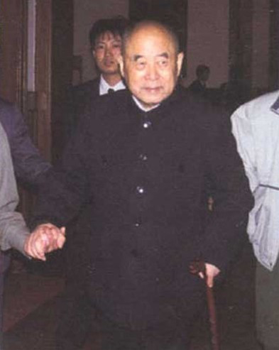 4. Trong buổi họp toàn thể đại hội đại biểu toàn quốc lần thứ chín của đảng cộng sản Trung Quốc, Lý Đức Sinh được chọn làm ủy viên dự bị bộ chính trị. Tháng bảy năm đó, ông được điều về Bắc Kinh, làm việc tại tổ nghiệp vụ Quốc vụ viện và tổ phụ trách quân ủy. Tài năng của Lý Đức Sinh được phát huy, sau đó khi xử lý sự kiện Lâm Bưu tạo phản thì càng được Mao Trạcch Đông tin tưởng.