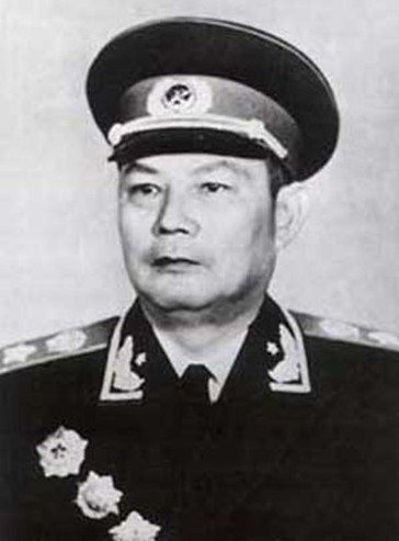 Diệp Tuyển Cơ từng đưa ra quan điểm cho rằng, ba người Hoa Quốc Phong, Diệp Kiếm Anh, Vượng Đông Hưng là “kiềng ba chân”, thiếu một chân là không được.