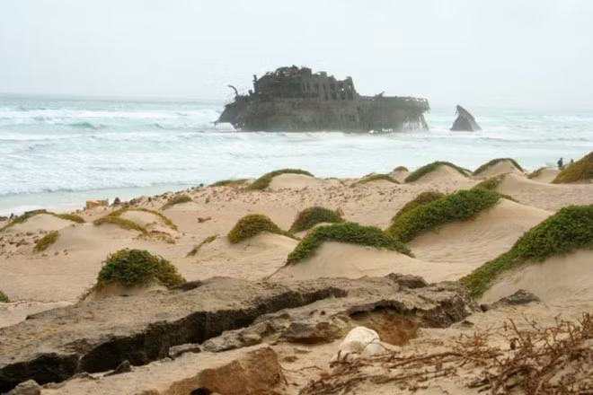 6. Cabo de Santa Maria, Boa Vista, Cape Verde: Cabo de Santa Maria là một con tàu chở hàng Tây Ban Nha đi du lịch tới Brazil, đột ngột bị chìm tại Cape Verde, cách đảo Sal Rei vài dặm. Hàng hóa trên tàu bị người dân địa phương lấy và rất may những người trên tàu đều không hề hấn gì. Hiện nay, do ảnh hưởng của gió, sóng dữ nên con tàu đang gần như hoàn toàn bị chìm hẳn xuống biển.