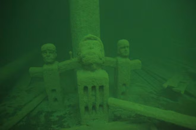 1. Con tàu ma (Ghost Ship), biển Baltic: Ghost Ship được tình cờ tìm thấy vào năm 2003 bởi một nhóm thủy thủ đang cố gắng tìm kiếm một chiếc máy bay Thụy Điển bị bắn rơi trong Thế chiến thứ II. Một cuộc khảo sát được thực hiện năm 2010 cho rằng con tàu này được dựng vào khoảng năm 1650 dùng để vận chuyển hàng hóa của Hà Lan. Ghost Ship được bảo quản khá tốt vì biển Baltic hiếm khi có sóng và độ mặn nhẹ.