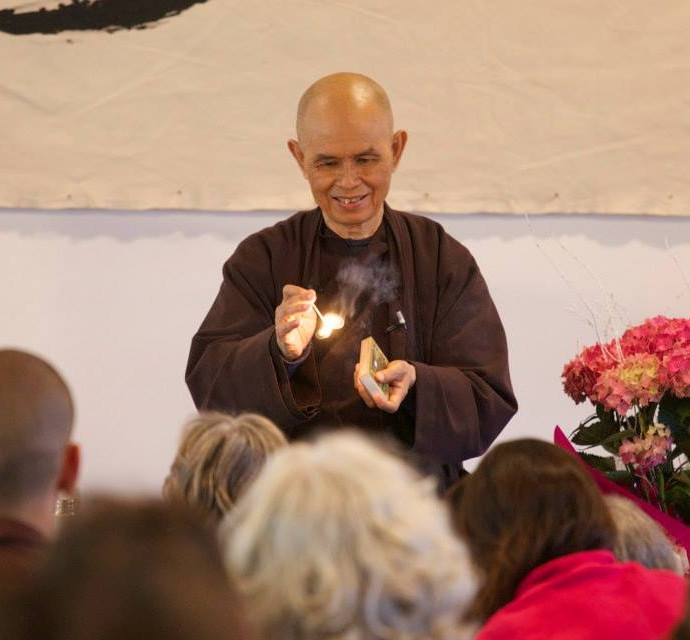 Thiền sư Thích Nhất Hạnh trong một buổi chia sẻ tại Tây Ban Nha vào tháng 5/2014.