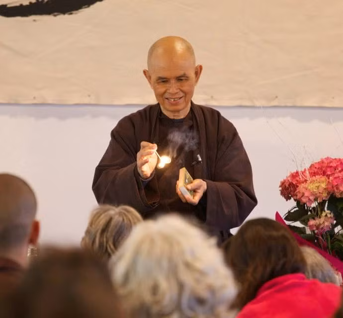 Thiền sư Thích Nhất Hạnh trong một buổi chia sẻ tại Tây Ban Nha vào tháng 5/2014.