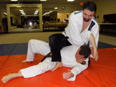 Nhu thuật là một từ gọi chung cho nhiều môn phái võ thuật cổ truyền của người Nhật. Nhu Thuật xuất nguồn từ giai cấp võ sĩ samurai xưa ở Nhật Bản dùng tay không để tự vệ và chống cự lại đối thủ có võ trang hay không võ trang. Vì các samurai nhận thấy rằng phương pháp đấm đá của các bộ môn võ khác không có hiệu nghiệm khi chống lại địch thủ mặc áo giáp, họ phát minh ra phương pháp dùng quật ngã, đè, siết cổ, khóa tay, khóa chân… để kháng cự địch thủ. Những phương pháp này nói chung là dựa trên lý thuyết dùng sức công của đối phương để kềm chế địch thủ, thay vì chống trả trực tiếp. Nhu thuật có rất nhiều phương pháp khác nhau, vì thế từ nó đã nảy sinh ra nhiều môn phái khác nhau. Nhu Đạo (Judo) là môn võ nổi tiếng nhất được bắt nguồn từ Nhu thuật. Ngoài ra còn có các môn võ khác như Aikido,… hoặc môn phái hiện đại khác như Nhu thuật Brazil,… đều có nguồn gốc chính thức từ Nhu thuật. Đây còn là một môn võ được coi là tổng hợp các tinh hoa của võ thuật phương Đông vì nó bao gồm cả các cách tấn công như: vật, khóa, đè, đấm, đá, điểm huyệt, đánh vào quan tiết. Tuy nhiên, do tính chất nguy hiểm và tàn bạo của nó mà ngày nay, môn võ này rất ít được lưu truyền. Ảnh: Listverse.