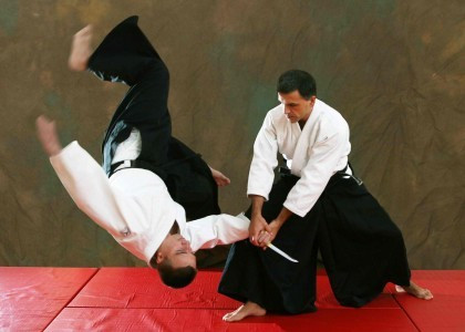 Aikido là một môn võ thuật hiện đại của Nhật Bản được Ueshiba Morihei (1883-1969) sáng tạo ra trên cơ sở các môn võ thuật cổ truyền của Nhật Bản như Nhu thuật (Jujitsu), Kiếm thuật (Kenjutsu), và Thương thuật (Sojutsu). Trong Aikido, cũng như tất cả các môn võ Nhật Bản khác, vừa có sự luyện tập thể chất, vừa có sự luyện tập về mặt tinh thần. Việc luyện tập thể chất trong Aikido rất phong phú, bao gồm cả luyện tập thể chất và trau dồi kinh nghiệm nói chung, cũng như các kĩ thuật đặc biệt. Bởi một phần quan trọng trong việc luyện tập Aikido luôn bao gồm đòn ném đối thủ, nên điều đầu tiên môn sinh cần học là làm thế nào để ngã hoặc lăn an toàn. Các kĩ thuật đánh đặc biệt bao gồm đánh và nắm; các kĩ thuật phòng thủ bao gồm ném và khóa. Sau khi học xong các kĩ thuật cơ bản, môn sinh bắt đầu phòng thủ tự do chống lại nhiều đối thủ, và trong nhiều trường hợp là các kĩ thuật chống vũ khí. Ảnh: Aikido-ab.