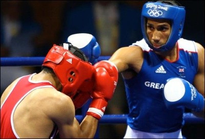 Quyền Anh hay Boxing, Đấm bốc là môn võ và thể thao đối kháng giữa 2 người xuất phát từ phương Tây, sử dụng cú đấm kết hợp với di chuyển chân, đầu và thân mình. Quyền Anh nghiệp dư là một nội dung thi đấu của nhiều đại hội thể thao trên toàn thế giới, trong đó có Olympic. Võ sĩ Muhammad Ali là một huyền thoại của môn võ này. Ảnh: Listverse.