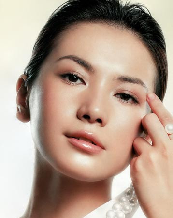 2. Trán rộng: Người có trán cao và phẳng, hơn nữa trán lại có độ trơn bóng và rộng, là người rất cố gắng trong sự nghiệp, toàn tâm vì sự nghiệp, không đầu cơ vụ lợi, tương đối thực dụng, làm việc rất chắc chắn, tài vận của họ cũng từ từ tiến triển tốt lên.