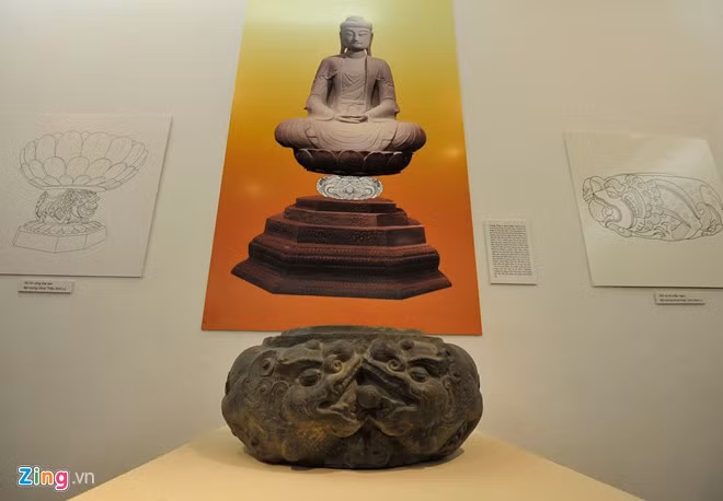 Theo tiến sĩ Nguyễn Đỗ Bảo, trong điều kiện tự nhiên của Việt Nam và Trung Quốc không có sư tử, linh vật này đi vào văn hóa hai nước thông qua Phật giáo. "Sư tử Trung Quốc dữ dằn, cơ bắp, luôn đứng hoặc ngồi, một chân đặt lên quả cầu mang tư tưởng sức mạnh, bành trướng; còn sư tử của Việt Nam luôn ở tư thế nằm, nhè hạt ngọc thể hiện sự đùa vui và không nạt nộ ai. Sư tử Việt Nam nằm để độ tòa sen cho Phật, mang tín ngưỡng nhiều hơn", TS Bảo nói.