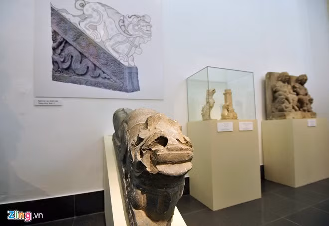 Gần 60 hiện vật, từ thời Lý, Trần, Hậu Lê đến Nguyễn, được tạo tác bằng các chất liệu đá, gốm, sành, gỗ, đồng... trưng bày theo chuyên đề "Hình tượng sư tử và nghê trong nghệ thuật điêu khắc cổ Việt Nam".