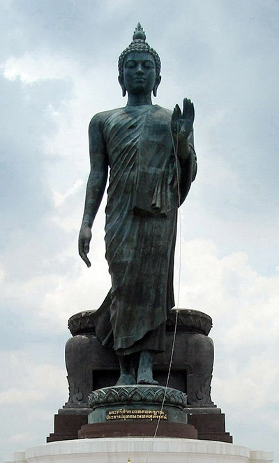 Tượng Phật Thích Ca Mâu Ni thủ ấn vô úy - tay mặt đặt ngang tầm vai, các ngón tay hướng về phía trước.