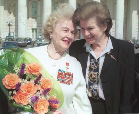 Nadezda Popova (bên trái) và Valetina Tereshkova vào ngày 9/5/2013, tại Moskva.
