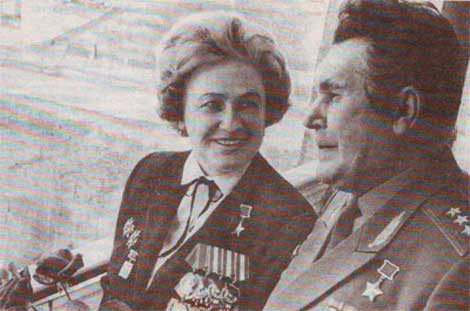 Nadezda Popova cùng chồng.