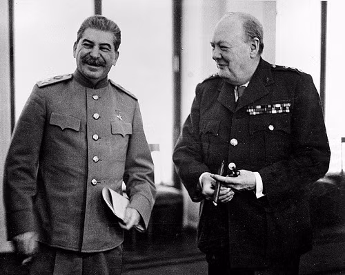 Trong ảnh chụp năm 1945 là Lãnh đạo Liên Xô Joseph Stalin (trái) và ông Winston Churchill.