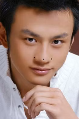 3. Nối ruồi ở đầu mũi: Tài vận dồi dào. Trong mười hai cung, mũi được coi là “Tài Bạch Cung”. Đầu mũi càng dày, thu nhập càng nhiều, cánh mũi càng đầy đặn, tích lũy càng lớn. Nếu một người đàn ông có cánh mũi đầy đặn, đầu mũi dày, trên đầu mũi còn có một nốt ruồi đen, thì sẽ có tài vận rất tốt.