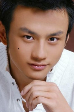 2. Nốt ruồi ở gò má: Sự nghiệp thành công. Nếu nam giới có nốt ruồi trên gò má, điều này rất có lợi có cho sự nghiệp công danh. Người có tướng này sẽ có vị trí nhất định trong công việc và đạt được thành công lớn trong sự nghiệp.