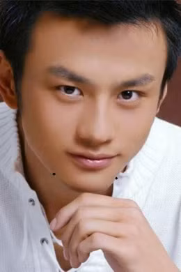 4. Nốt ruồi ở cằm: Tài lộc một đời. Nốt ruồi ở cằm tượng trưng cho tài lộc. Nếu có nốt ruồi ở xung quanh cằm, có nghĩa người này được hưởng tài lộc suốt cuộc đời. Người đàn ông này có nhiều bất động sản, thích hợp đầu tư nhà đất, hoặc dù họ có tướng mạo bình thường nhưng rất có thể được thừa hưởng một khoản thừa kế lớn.