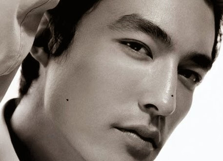 Nếu đột nhiên xuất hiện một nốt ruồi đen, điều này có nghĩa sắp có thêm thu nhập. Nhưng cần chú ý nếu cánh mũi có nốt ruồi, thì đồng nghĩa với việc hao tài tốn của, có tiền những không giữ được.