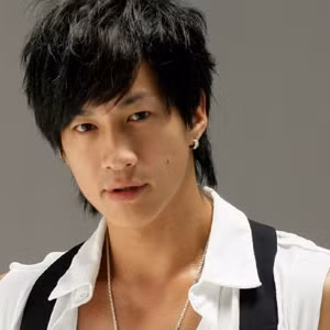 Đàn ông có nốt ruồi này rất có chí tiến thủ, có rất nhiều cơ hội thành công trong sự nghiệp, thường là những người ở vị trí lãnh đạo. Những người này không những có khí chất hơn người, mà còn luôn được mọi người tôn trọng.