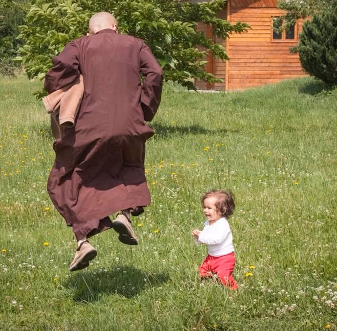 Thiền sư Thích Nhất Hạnh quê ở Thừa Thiên-Huế. Ông sinh năm 1926, xuất gia theo Thiền tông vào năm 16 tuổi, trở thành một nhà sư vào năm 1949.