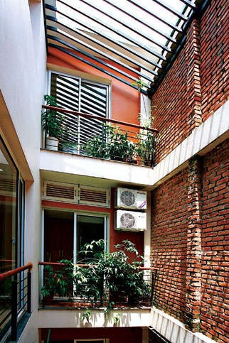 Trong thiết kế nhà ống hiện nay, người ta thường sử dụng giếng trời làm giải phát tối ưu để thu hút khí trời và ánh sáng. Ảnh minh họa.