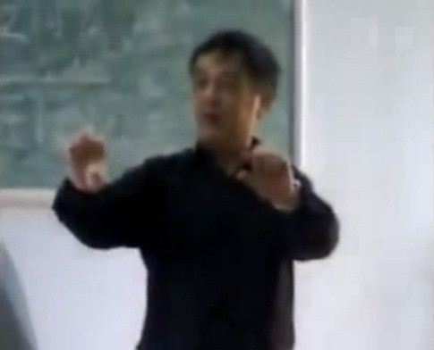 Thầy giáo sử dụng nhiều ngôn ngữ cơ thể để nói về đội bóng yêu thích.